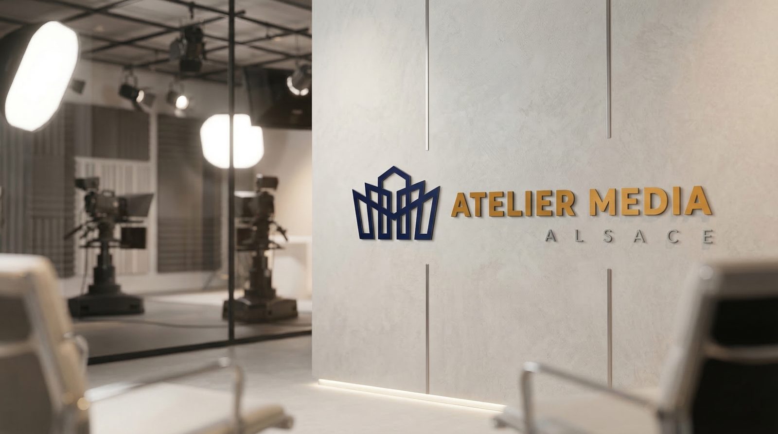 Le studio Atelier Média Alsace : caméras, lumières et mur du logo.